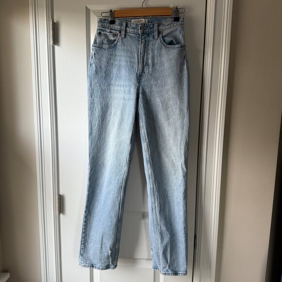 Abercrombie Curve Love Ultra High Rise 90s Straight Jean Light Wash Size 26 - Picture 2 of 8